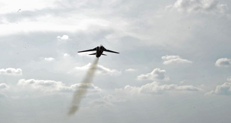 بالفيديو: لحظة تحطم طائرة أميركية خلال عرض جوي