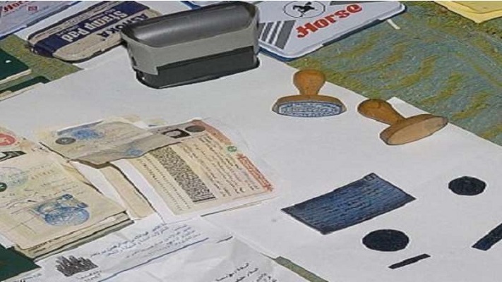 شبكة لتزوير أوراق ثبوتيّة وتهريب السوريين إلى بلاد عربية!