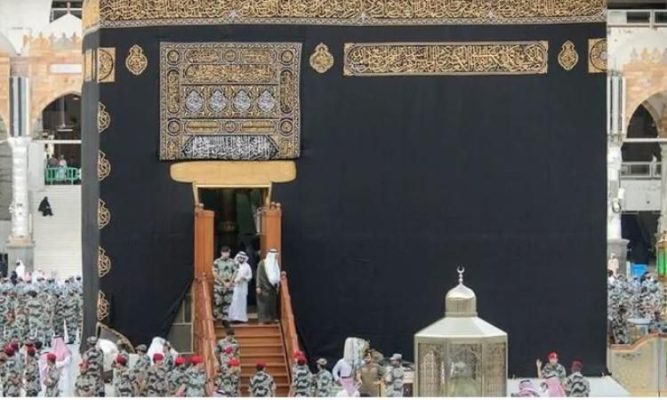 بالفيديو.. غسل الكعبة