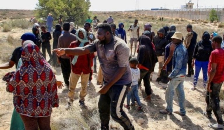 ليبيا وتونس تتفقان على إيواء المهاجرين العالقين عند الحدود