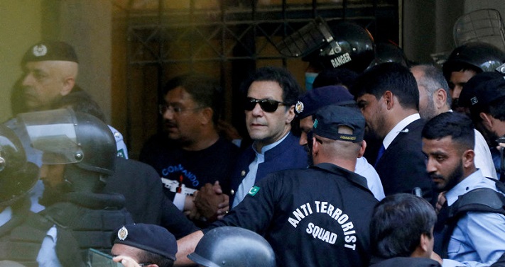 سجن عمران خان ثلاث سنوات بتهمة “الفساد”