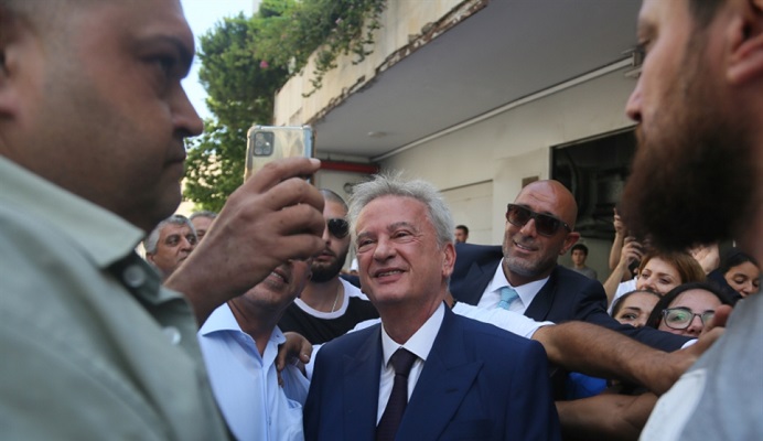 خاص – 3 دول تفرض عقوبات على سلامة.. هل تحول الى “كبش محرقة”؟