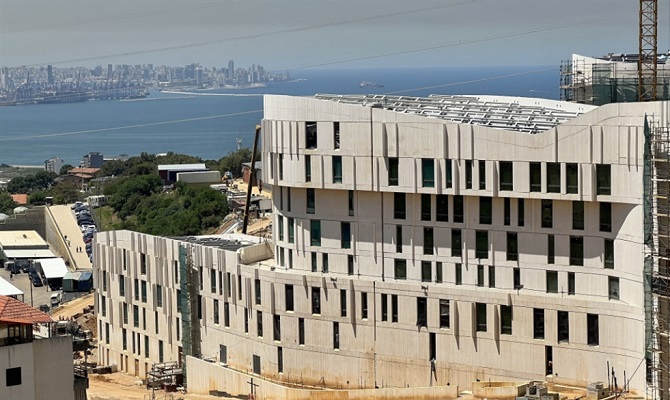 سفارة عوكر تُذل العمّال.. ابن عكار كُسر ظهره وتُرك من دون علاج