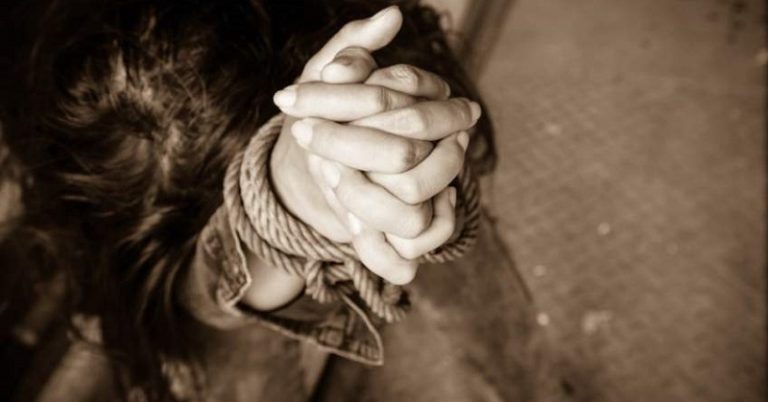 خطفها وهي ذاهبة للمدرسة ثم اغتصبها!