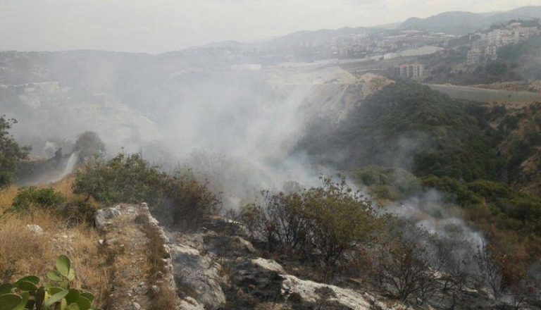 بالصورة: انزلاق سيارة واصطدامها بحائط اسمنتي