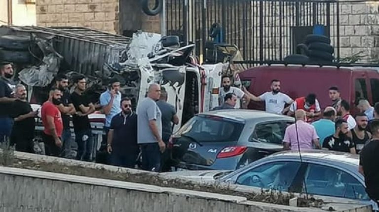 بالفيديو: هكذا انقلبت شاحنة عاليه