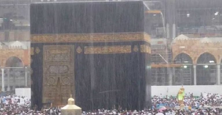 بالفيديو.. أمطار غزيرة على الكعبة