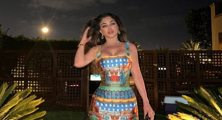 بالصور.. هيفاء وهبي بصيحة “الفساتين المطبوعة بالألوان”