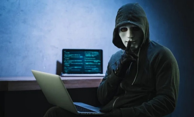 “مسؤول حزبي” تدخّل لحماية أحد قراصنة الانترنت!