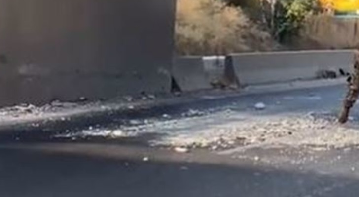 بالفيديو.. إنهيار جزء من جسر يربط بين الهري وشكا