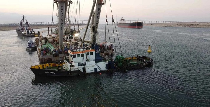 بالصور.. انتشال القاطرة الغارقة في قناة السويس