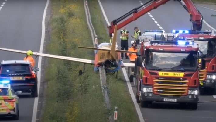 بالفيديو.. هبوط اضطراري لطائرة على طريق مزدحمة!