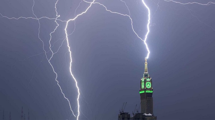بالفيديو- صاعقة برج الساعة في مكّة.. من علامات القيامة؟
