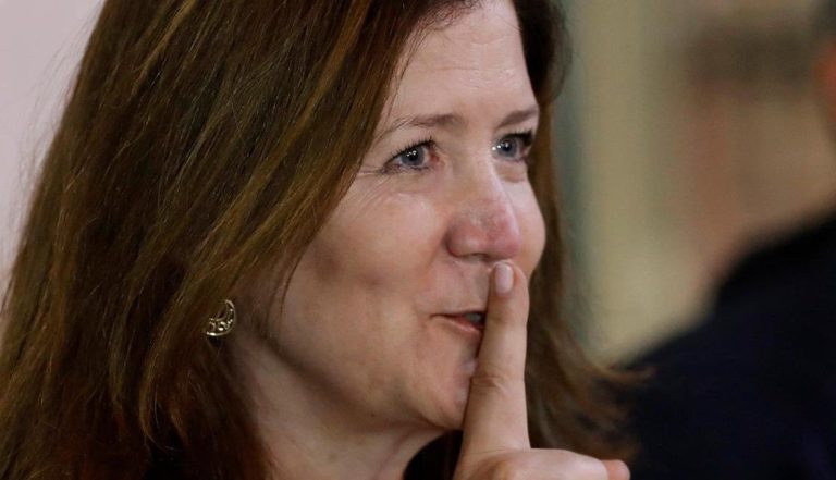 بالفيديو.. جولة “جوية” للسفيرة الأميركية بالـparapente