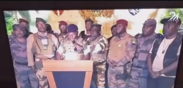 بالفيديو- انقلاب عسكري في الغابون.. حل المؤسسات وإغلاق الحدود