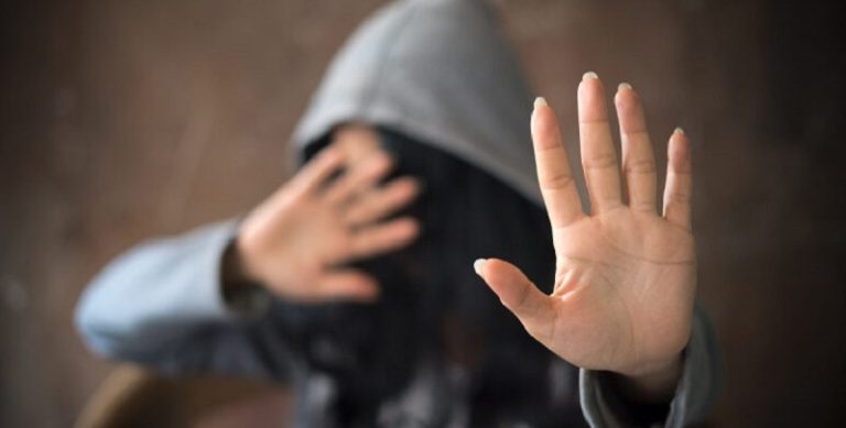 امرأة تتعرض لـ”التحرش” في بريطانيا