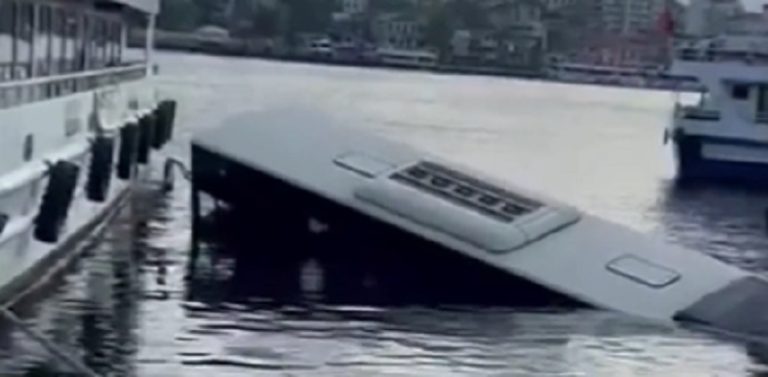 بالفيديو.. سقوط حافلة نقل ركاب بالبحر!