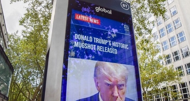 بايدن يسخر من صورة ترامب في السجن