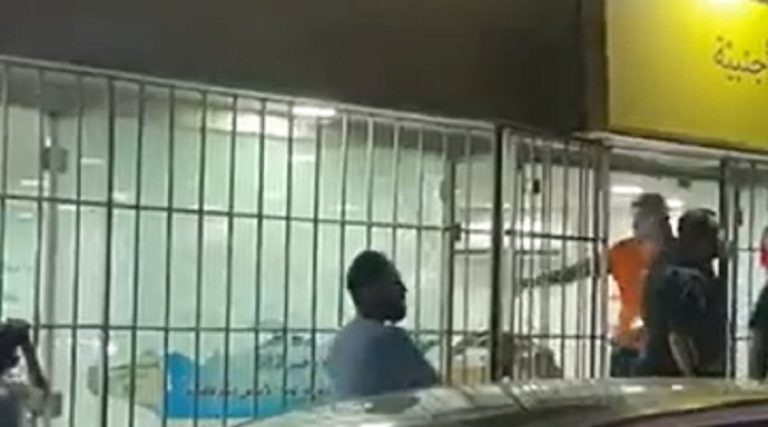 سرقة محل صرافة في بيروت (فيديو)