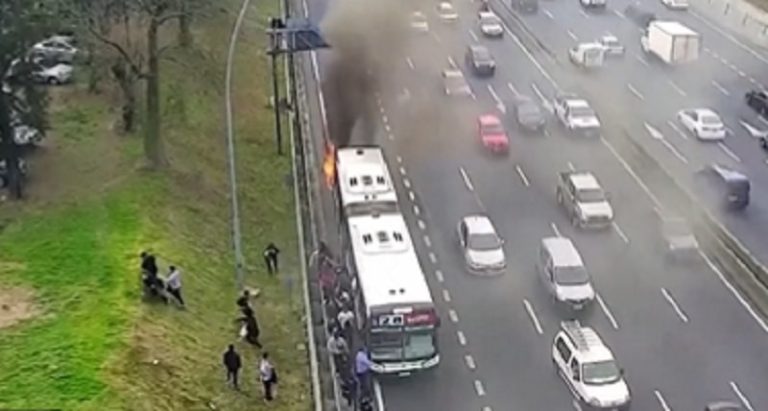 بالفيديو.. ركاب يفرّون من حافلة “مشتعلة”!