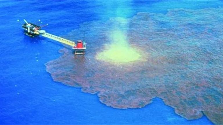 تسرب نفطي يلوّث شواطئ المكسيك