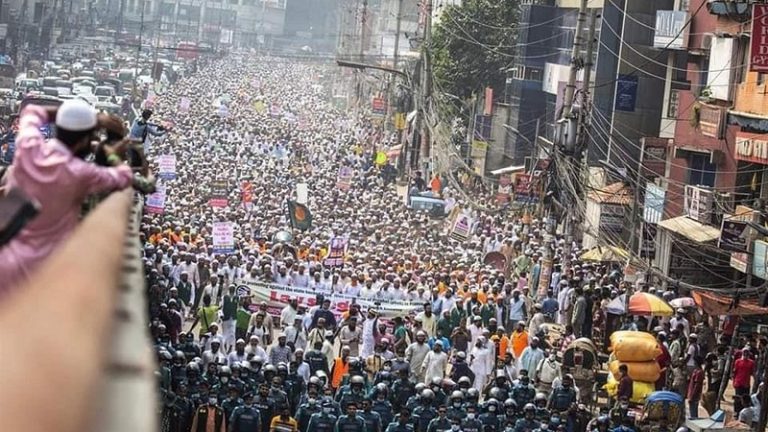 احتجاج آلاف الأشخاص في بنغلادش