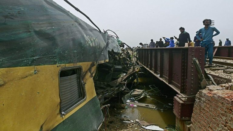 توقيف ستة عمال بـ”سكك الحديد” في باكستان