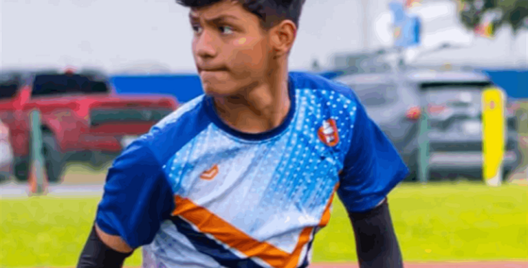 قفز بالمسبح لاستعادة هاتفه.. نهاية مأساوية للاعب كرة قدم