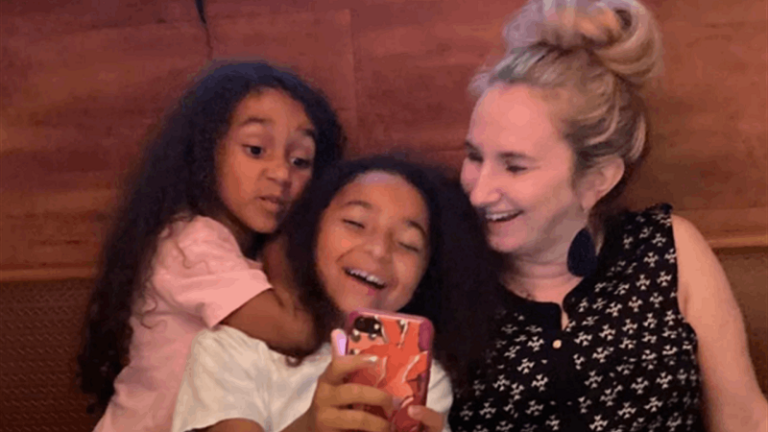 مراهق يسرق مسدساً ويطلق النار على طفلة