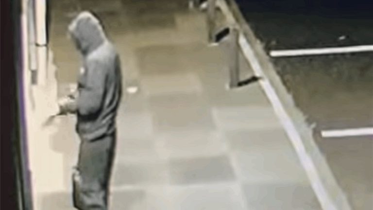 بالفيديو.. لص “مغفل” أشعل النيران بنفسه!