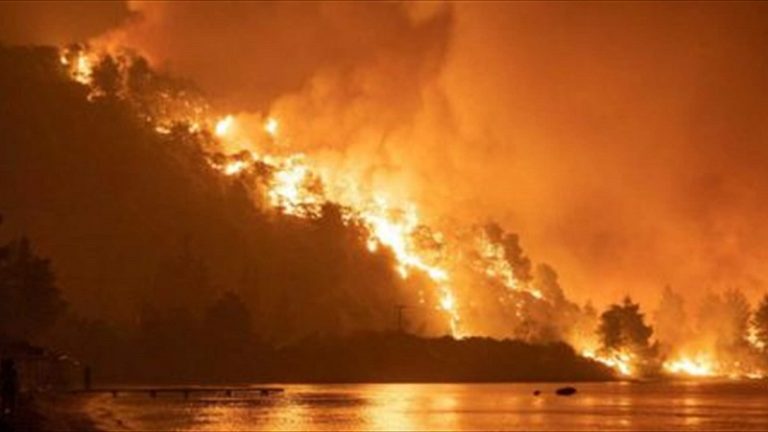 السلطات اليونانية تعلن عن أول قتيل بالحريق