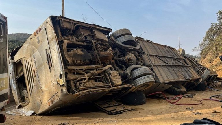 قتلى وجرحى بانقلاب حافلة لاعبي كرة قدم في البرازيل (فيديو – صور)