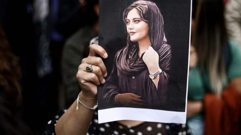 بدء محاكمة محامي مهسا أميني في إيران