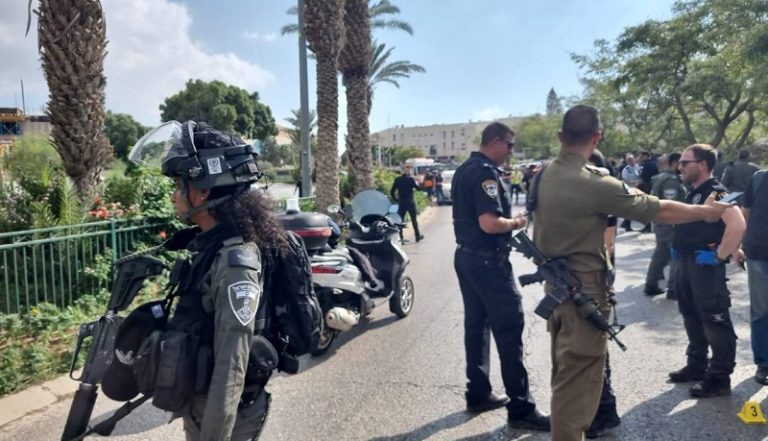 بالفيديو.. إصابة 5 مستوطنين بعملية إطلاق نار في القدس المحتلة