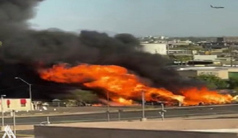 بالفيديو: حريق كبير في مدينة فينيكس الأميركية
