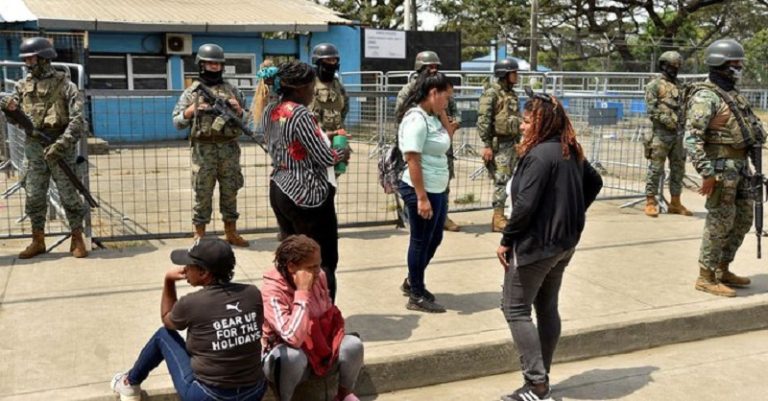 بالفيديو: أسلحة ومخدرات وأموال ومكيفات في أخطر سجن!