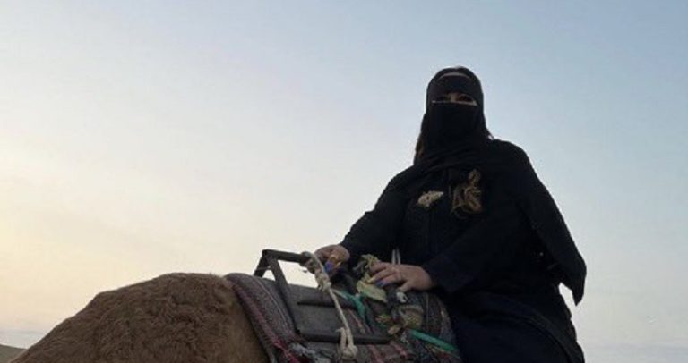 بالصور: والدة نيمار بالبرقع على الجمل!