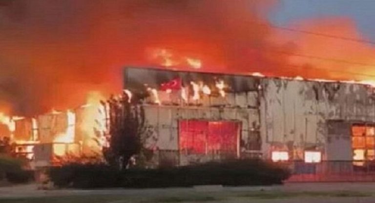 بالفيديو: حريق هائل في مصنع في أنطاليا