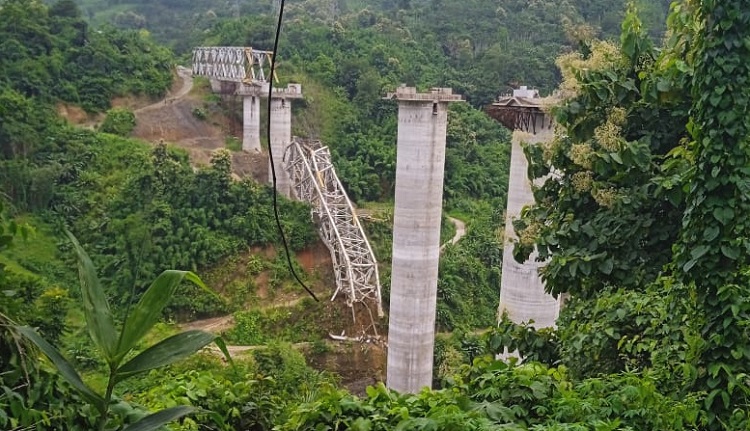 بالفيديو.. مقتل 18 عاملًا بانهيار جسر في الهند