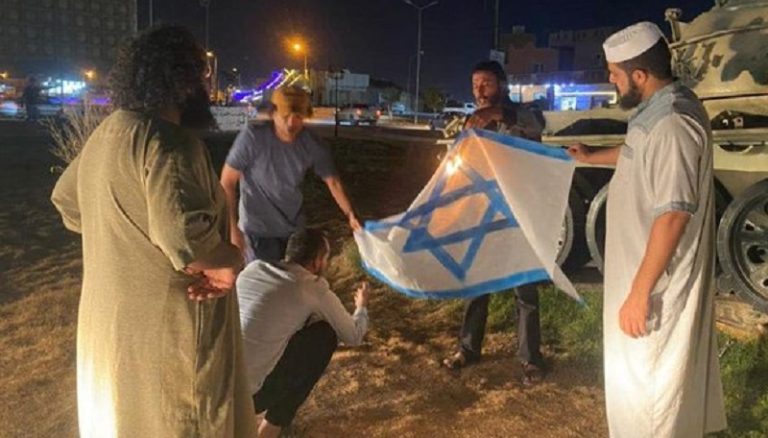 بالفيديو: ليبيون يحرقون العلم “الإسرائيلي”
