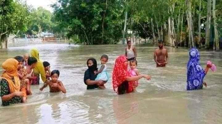 8 قتلى  في فيضانات  إندونيسيا (فيديو)