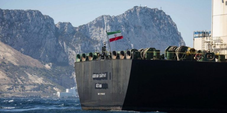 أميركا تبدأ بتفريغ ناقلة تحمل شحنة من النفط الإيراني