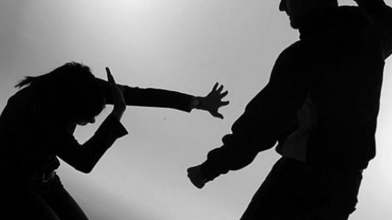 ضرب ابنته حتى الموت… لإسكاتها!