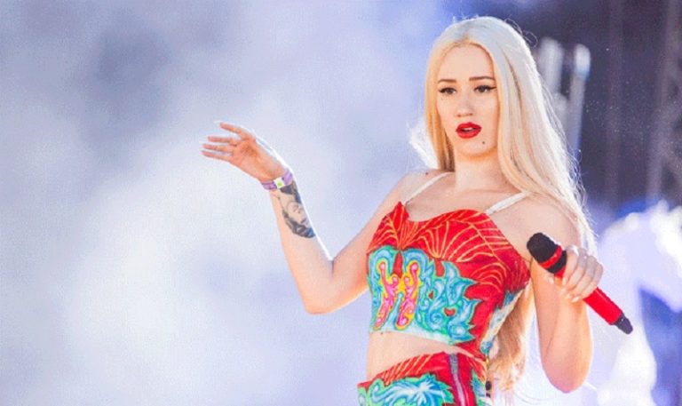 بالفيديو: مغنية أسترالية تتجرّأ على الذات الإلهية.. في السعودية!