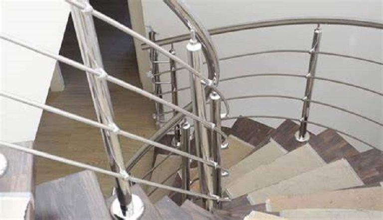 النساء يسقطن على السلالم أكثر من الرجال؟