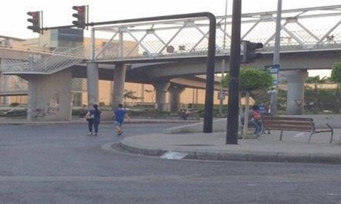 قتيل طعناً على جسر المشاة في الدورة