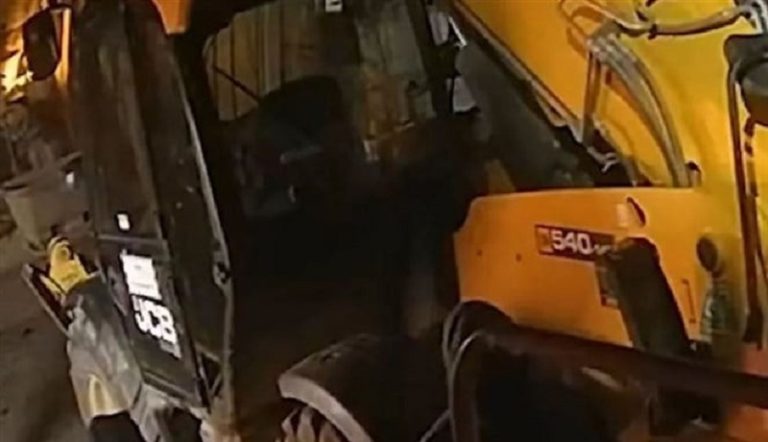 بالفيديو: محاولة فاشلة لسرقة ATM بجرافة