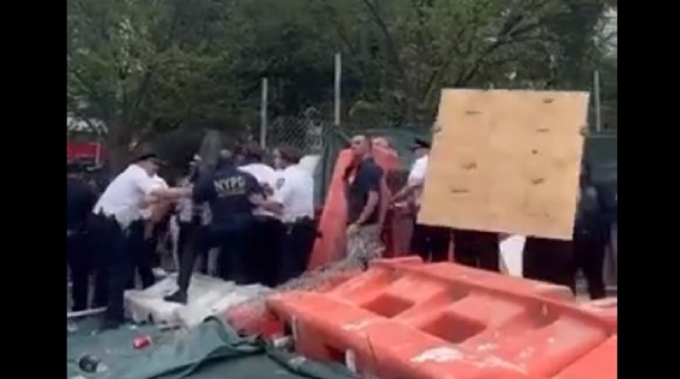 بالفيديو: “بلاي ستيشن” تتسبب بشغب في نيويورك