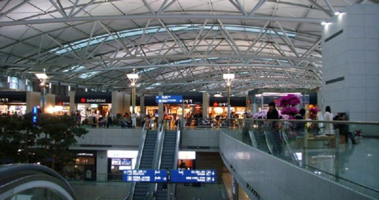 كوريا الجنوبية توقف الرحلات الجوية والبحرية تحسباً للإعصار