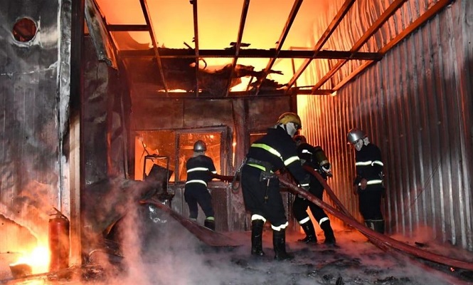 جهود إخماد حريق طريق المطار تتواصل